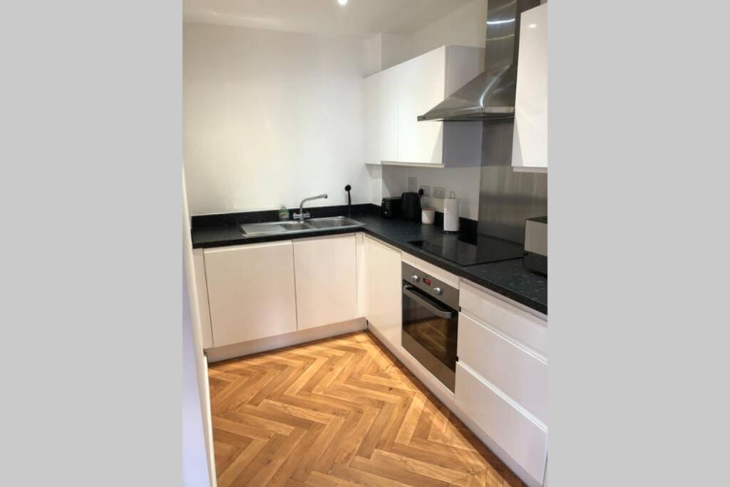2 Double Beds Or 4 Singles, 2 Bathrooms, Free Parking, Smart Tv'S, Close To Gunwharf Quays, Beach & Historic Dockyard Portsmouth Extérieur photo