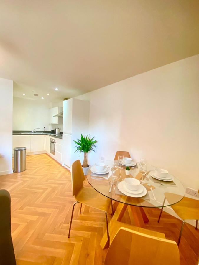 2 Double Beds Or 4 Singles, 2 Bathrooms, Free Parking, Smart Tv'S, Close To Gunwharf Quays, Beach & Historic Dockyard Portsmouth Extérieur photo