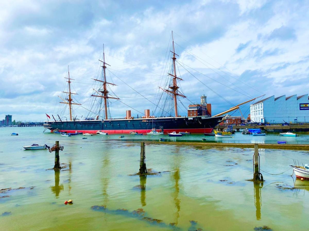 2 Double Beds Or 4 Singles, 2 Bathrooms, Free Parking, Smart Tv'S, Close To Gunwharf Quays, Beach & Historic Dockyard Portsmouth Extérieur photo