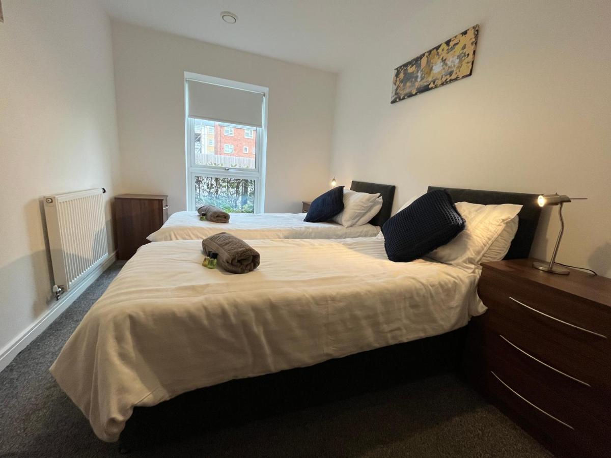 2 Double Beds Or 4 Singles, 2 Bathrooms, Free Parking, Smart Tv'S, Close To Gunwharf Quays, Beach & Historic Dockyard Portsmouth Extérieur photo