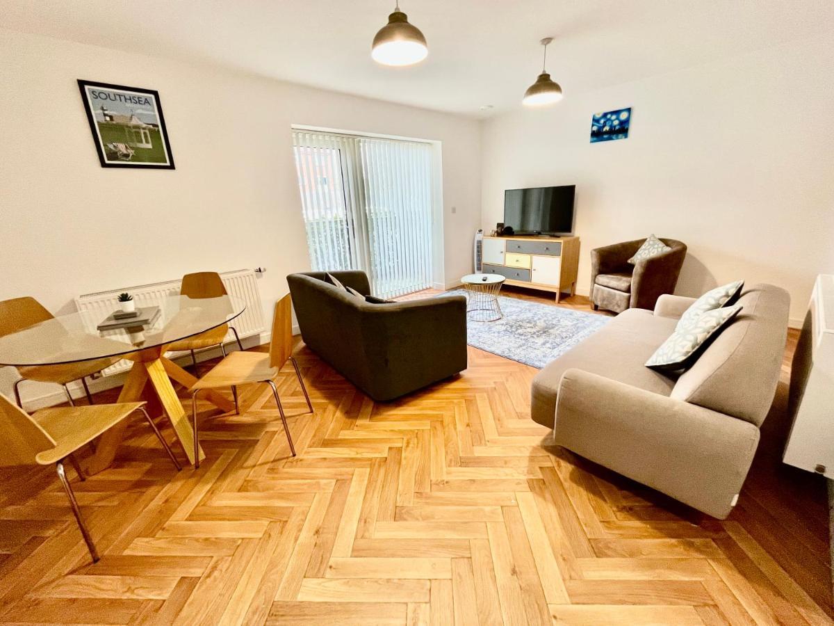 2 Double Beds Or 4 Singles, 2 Bathrooms, Free Parking, Smart Tv'S, Close To Gunwharf Quays, Beach & Historic Dockyard Portsmouth Extérieur photo