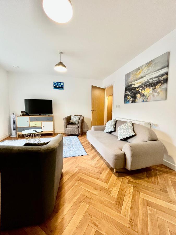 2 Double Beds Or 4 Singles, 2 Bathrooms, Free Parking, Smart Tv'S, Close To Gunwharf Quays, Beach & Historic Dockyard Portsmouth Extérieur photo
